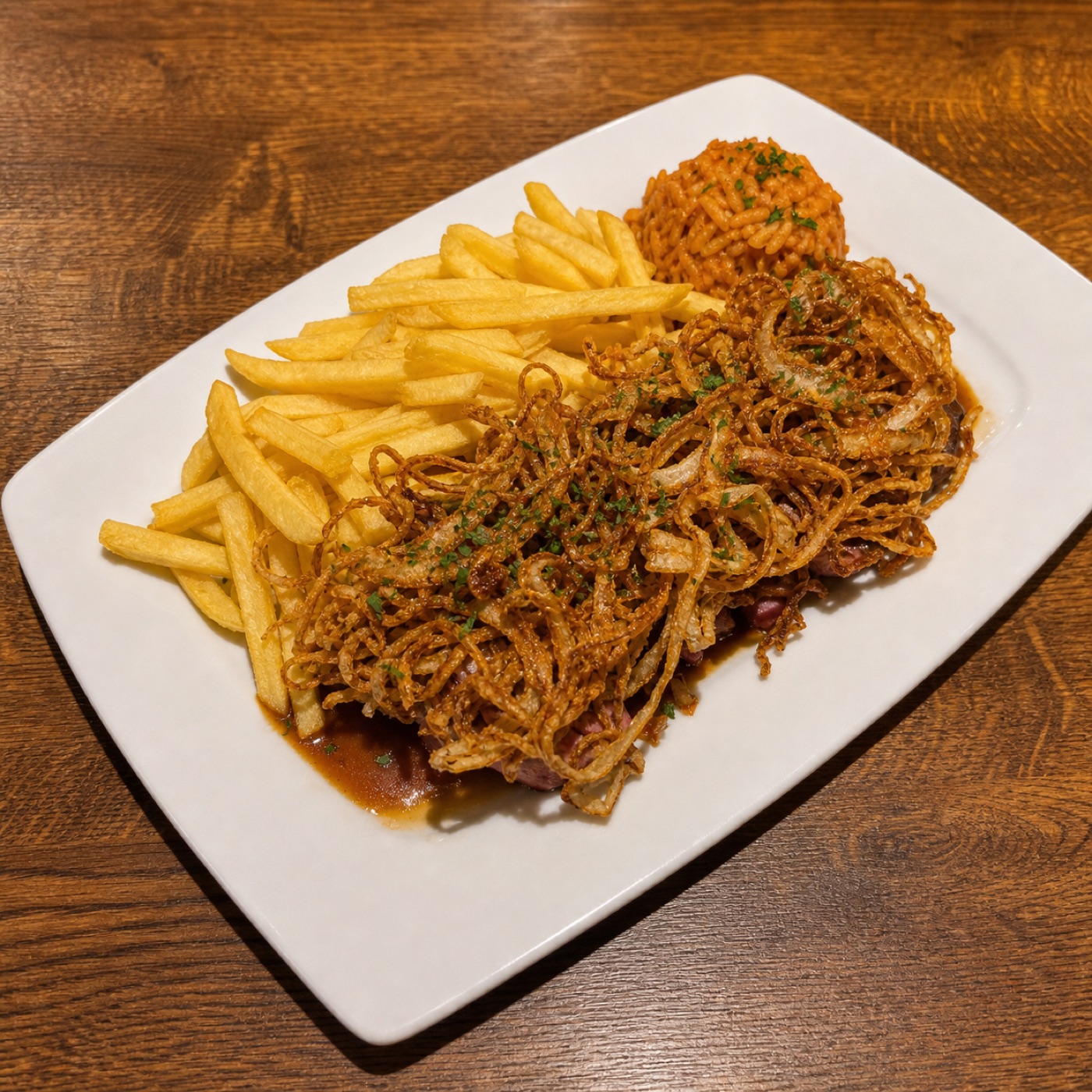 Komm vorbei und probier unseren leckeren Zwiebelspieß mit Djuwetschreis und Pommes!